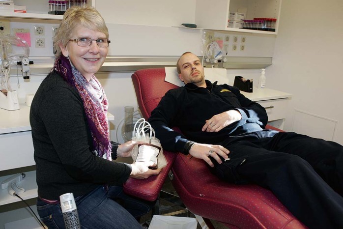 Värdefull gåva. Kristina Josefsson, biträdande verksamhetschef på laboratoriemedicin på Kungälvs sjukhus, tillsammans med blodgivaren Martin Hättander.
