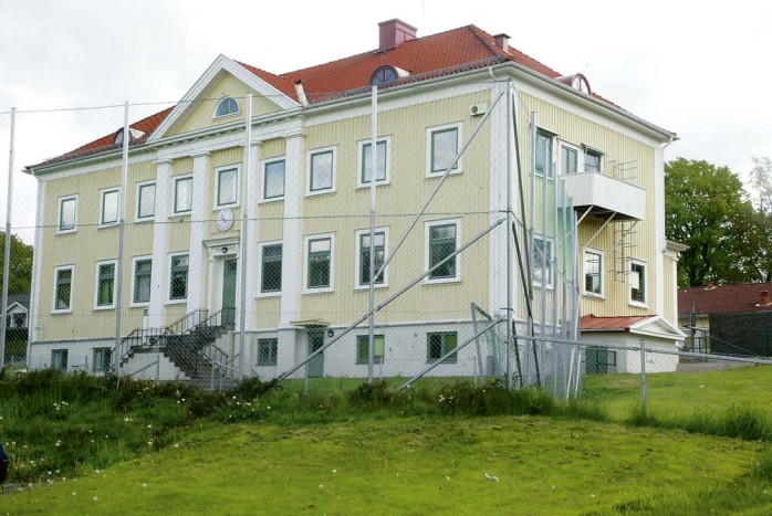 Skolinspektionen har specialgranskat 20 skolor, däribland Ahlafors Fria Skola, då man upptäckt stora avvikelser i rättningen av nationella prov. 