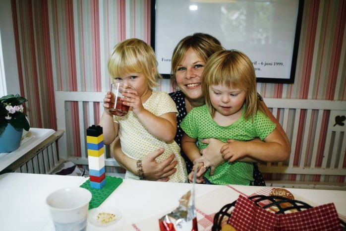 Föreläsaren Stina Gidlöf med döttrarna Anna-Klara och Tea.