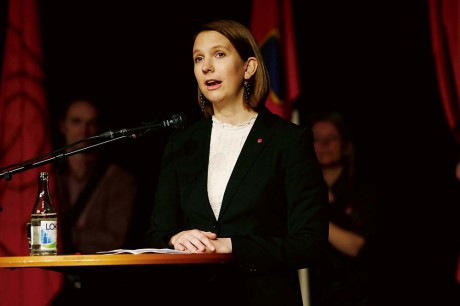 Paula Örn (S), presenterade sig som kommunalråd i ”tillfällig” opposition i Ale, betonade vikten av att Sverige ska konkurrera med kompetens och inte låga löner.