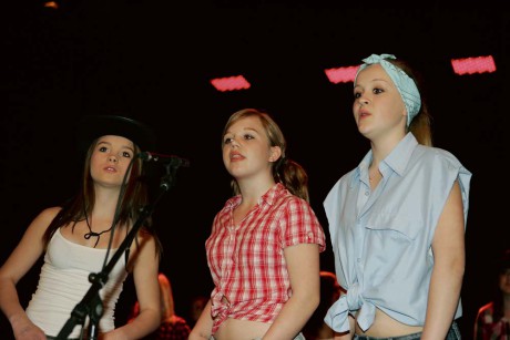 Jenna, Alicia och Linnea agerade solister i låten ”Here You Come Again”. 
