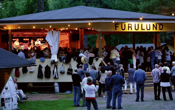 Så här såg det ut förra året när Streaplers gästade Furulundsparken i Alafors. Då kom cirka 400 besökare för att ta en svängom till Sveriges populäraste dansband.						       Arkivbild: Allan Karlsson