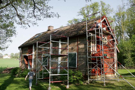 Just nu sker en renovering av Äskekärrsstugan i Prästalund.