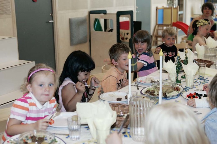 Den annorlunda midsommarlunchen på Äppelgårdens förskola var uppskattad bland såväl barn som personal.