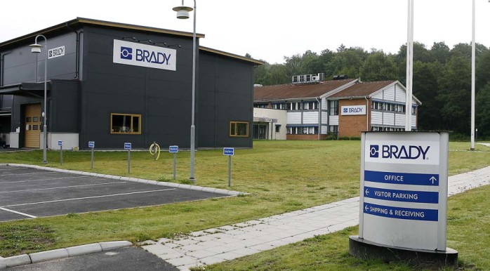 Brady Converting flyttade in i tillbyggda lokaler på Rödjans väg i Nödinge förra sommaren. 30 september, ett drygt år senare, stänger koncernen ned produktionen. Endast tolv anställda får behålla jobbet. 40 får gå.