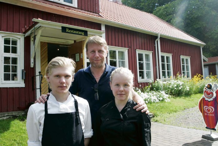 Familjen Merstrand, pappa Kaj tillsammans med Dennis och Moa, har tagit över ansvaret för golfrestaurangen på Kungsgården i Alvhem. Sedan tidigare driver familjen också Restaurang Backa Säteri.
