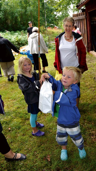 Barnen Axel och Olivia Lökholm gillade fiskdammen. De kom till Backa Säteri med mamma och mormor, Karin och Inga Söderhäll.