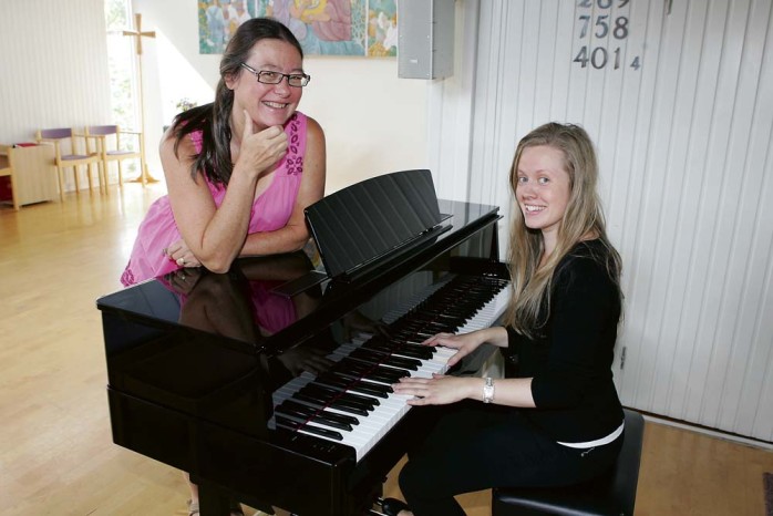 Kyrkomusikern Sabina Nilsson och Karin Bäckman väntar på att så många barn som möjligt ska anmäla sig till barnkören som startar upp i september.