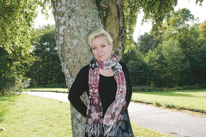 Hanna Broström, som nyligen anställts som barndanslärare på Kulturskolan, har många strängar på sin lyra. I slutet av oktober släpps hennes första album ”Expressions”.