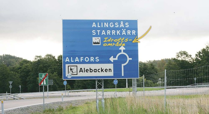 Ingenstans visar skyltarna att man kommer till Sjövallen via Alingsåsvägen. 