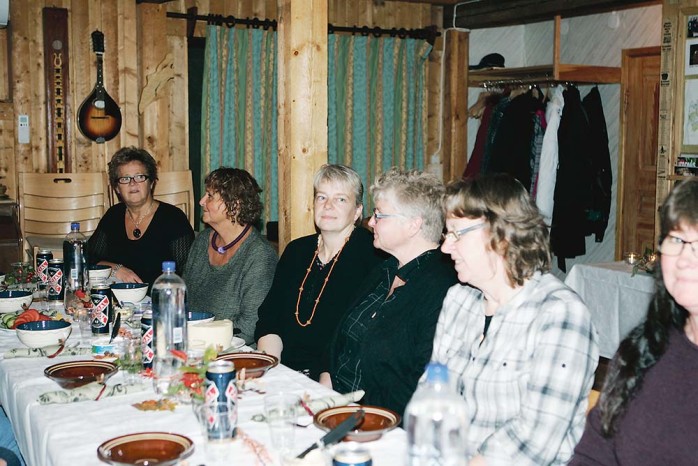 Ale Slöjdares medlemmar firade föreningens 20-årsjubileum i Skepplanda hembygdsgård.