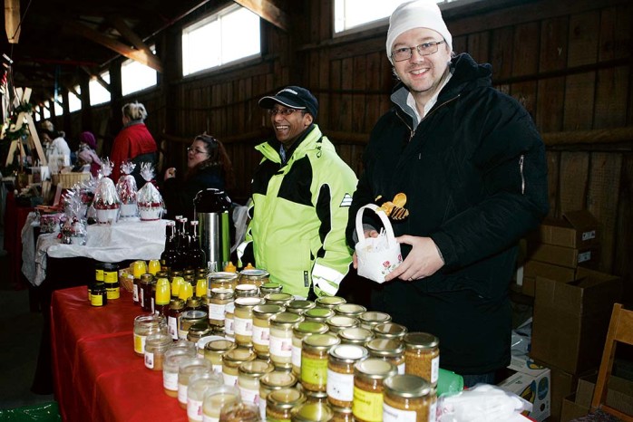 Rickard Söderberg och Roger Hilmersson från Ytterby medverkade på Repslagarmuseets julmarknad och sålde honung, senap samt glögg.