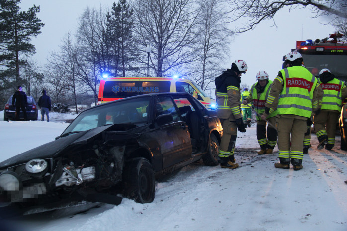 På vägen förbi Starrkärrs kyrka, som leder till Ölanda, inträffade en trafikolycka på fredagsmorgonen. Räddningstjänsten fick larmet vid halv åtta-tiden. Det visade sig vara två personbilar som hade kolliderat. En person klagade över nacksmärtor och avfördes med ambulans till sjukhus. Ett av fordonen fick bärgas från platsen.