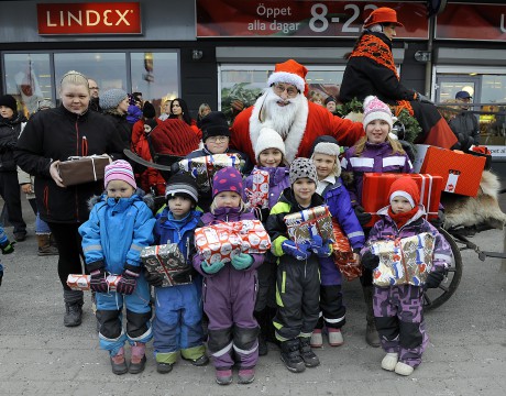 Tomten infriade tio barns önskelistor och överlämnade julklapparna lördag 22 december på Ale Torg.