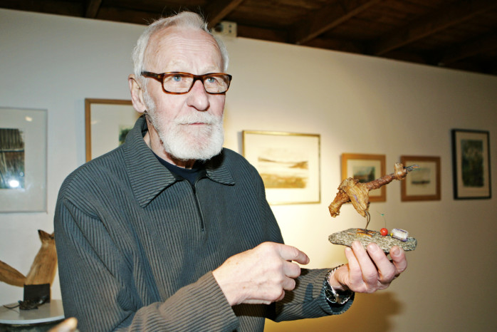 Bert Tibblin, bosatt i Kode men med ett förflutet i Ale, visar sin utställning Rot och Ram på Repslagarmuseet. Utställningen pågår till och med den 24 februari.
