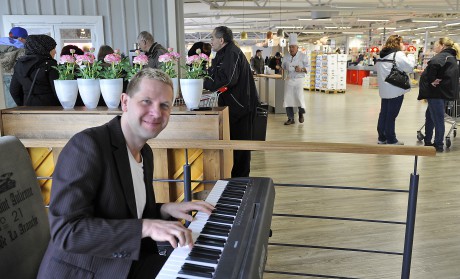 Pianist Michael Bäck höjde stämningen i caféet.