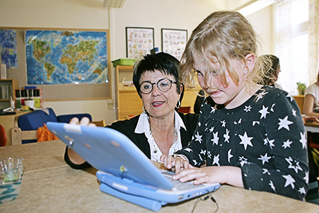 Lärarförbundets förbundsordförande Eva-Lis Sirén besökte Nödingeskolan tisdags för att få en fördjupad inblick i en till en-satsningen. Här är det Lavinia Karlsson som visar hur datorn tillämpas i undervisningen.