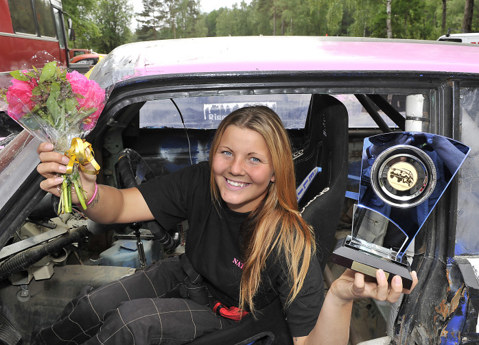 Belönad vinnare. Nathalie Wilhelmsson poserade med priser i vinnarbilen.