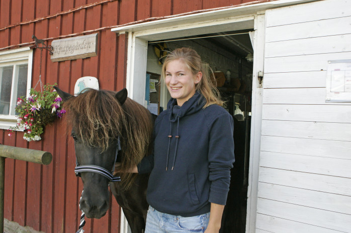 Martina Andreasson tillbringar nästan all sin lediga tid i stallet hemma i Sålanda. Här tillsammans med sin storasyster Mikaelas häst Dimma, som hon vann ett SM-brons med i disciplinen femgång.