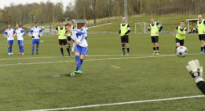 Felix Rudin gjorde två mål, varav det ena på straff, när ÄIK premiärvann hemma mot Hålta i lördags. Foto: Allan Karlsson