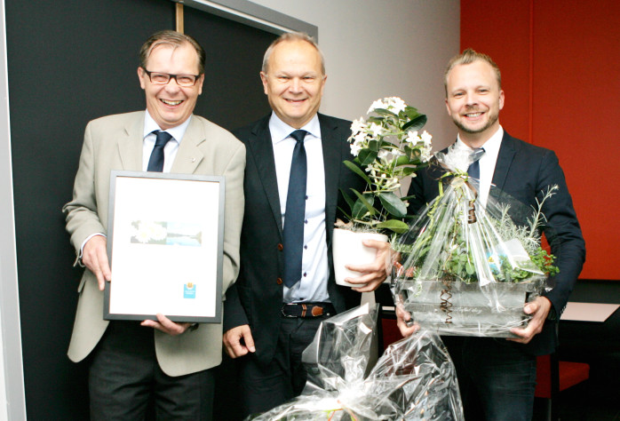 Stendahls Bil tilldelades utmärkelsen Årets Företagare i Lilla Edets kommun. Från vänster Kenny Hansson, Åke Stendahl och Tom Stendahl.