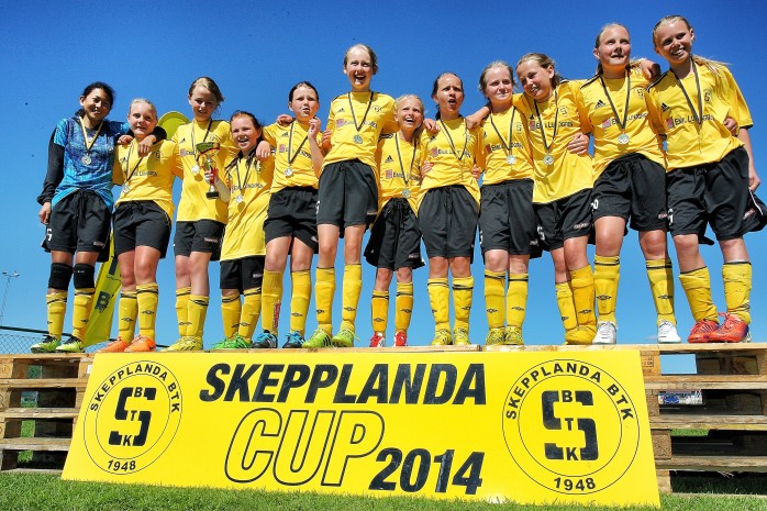 Lyckliga guldtjejer! I flickor 12 gick segern till arrangörsklubben Skepplanda BTK.