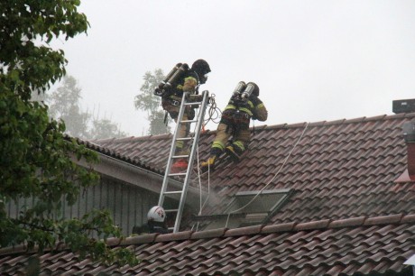 Räddningstjänsten fick bryta upp delar av taket för att komma åt att släcka branden.