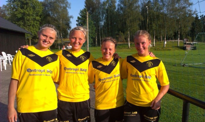 En kvartett glada målskyttar efter SBTK:s bortavinst mot Äspered i söndags. Från vänster Emelie Johansson, Amanda Errind, Andrea Lindgren och Sandra Augustsson.