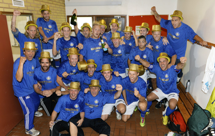 Guldmakare! Nol IK 2014 kunde välförtjänt klä sig i guldhattar efter sista hemmamatchen mot Hälsö, seger 7-1. Med 18 raka matcher utan förlust, varav 17 segrar, är laget helt suveräna seriesegrare i division 6 D Göteborg.