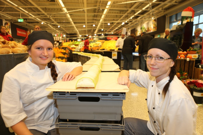 Elvina Leckborn och Michaela Söderberg visar stolt upp Sveriges längsta tårta – 42 meter lång.