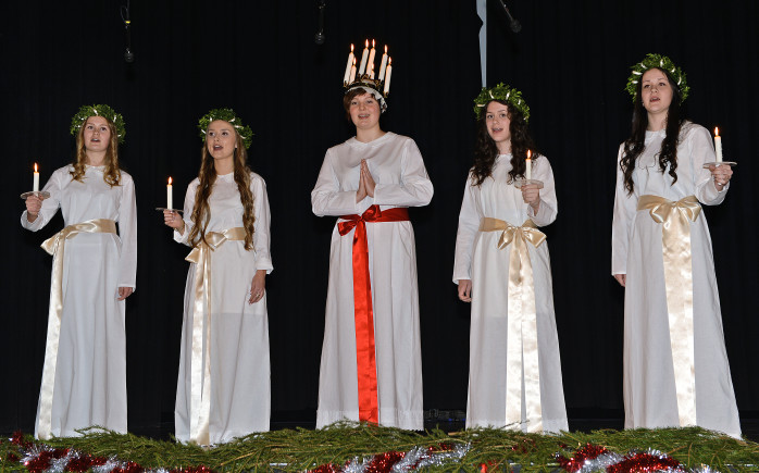 Luciatåget bjöd på finstämd sång. Från vänster: Amanda Carlbom Petersson, Rebecca Hakso, Josefin Thorbjörnsson, Bearice Aili och Jenna Nyman.