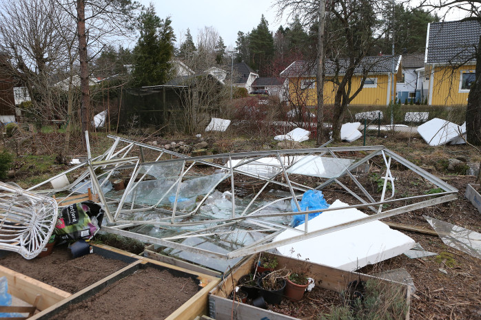 Ett växthus fick ge vika för stormen och flygande frigolit.