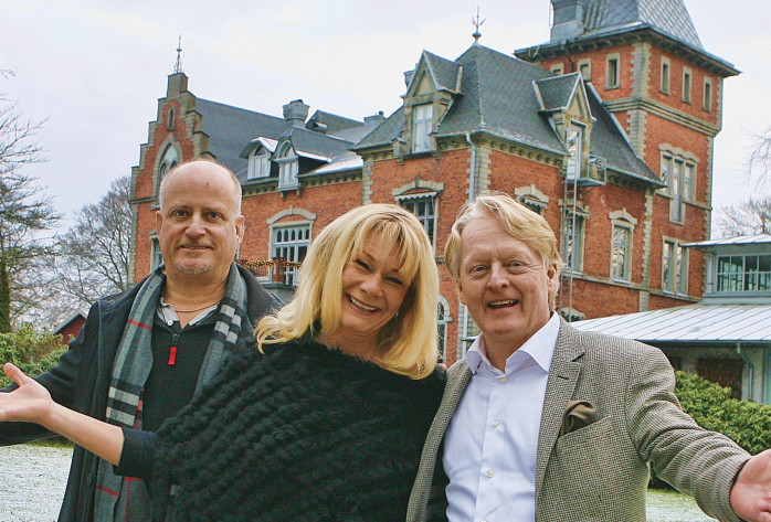 De nya ägarna hälsar välkommen till Thorskogs Slott. Från vänster Niclas Hammarstrand, Anna Karin Hammarstrand och Lasse Nilsson. Saknas på bilden görs Peter Dahlman.