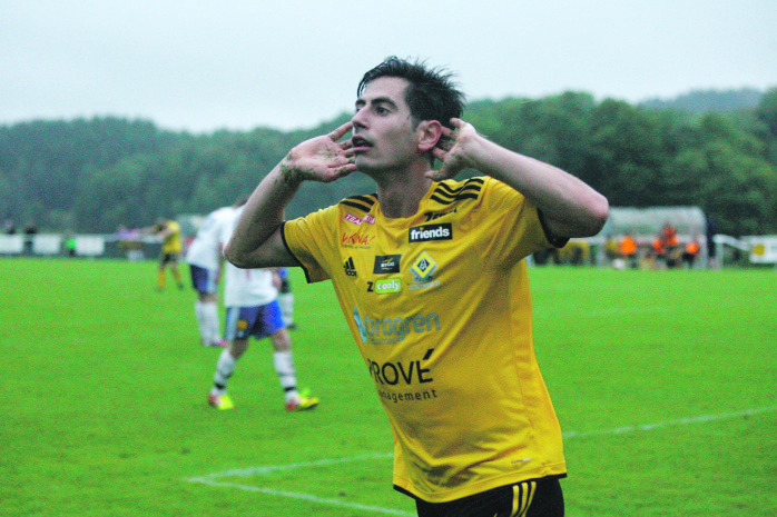 Moha Razek firade målskytt i Ahlafors IF säsongen 2013, då han svarade för hela tolv mål. Efter en skadefylld säsong i division två klubben Assyriska har han bestämt sig för att återvända till Sjövallen.