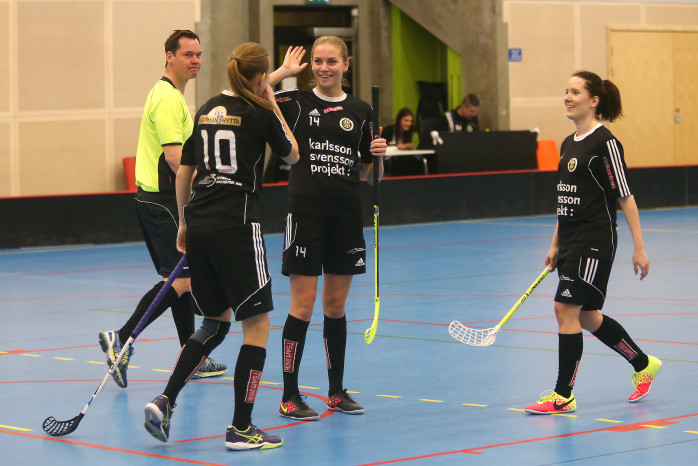 Grattis där satt tvåan! Katja Kontio gratuleras av Elin Fridh och Jessica Ljunggren efter att ha kämpat in 2-0.