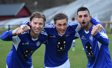 Vass triss! Fredrik Johansson, Simon Enyck och Rahel Faraj var glada målskyttar i Nol när Marieholm hemmabesegrades med 3-0.