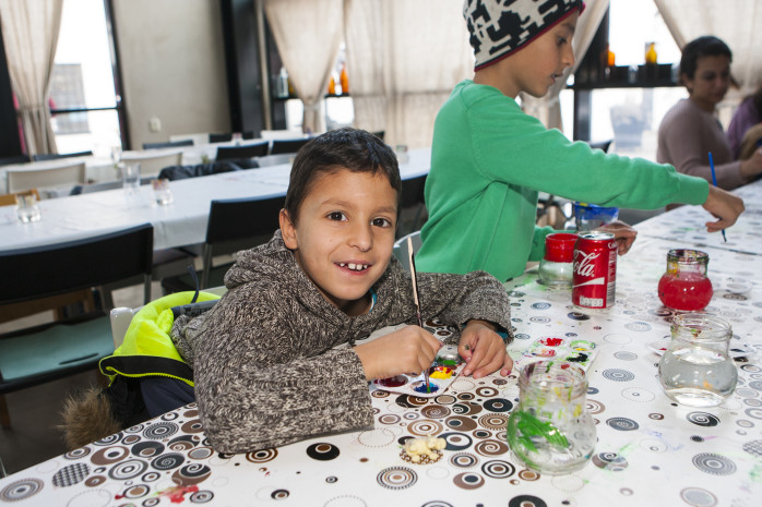 Amez, 6 år från Nödinge, kom till hyttan för att måla på glas.