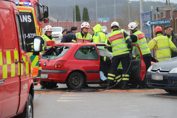 Två bilar kolliderade i höjd med Statoil i Lödöse på torsdagseftermiddagen. Två personer fördes till sjukhus med lättare skador. Foto: Christer Grändevik