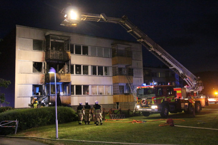 Tre lägenheter skadades i den brand som utbröt på Mossvägen i Nol strax efter midnatt. Foto: Christer Grändevik