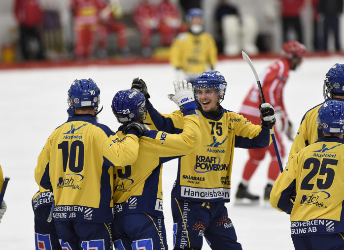 Surte BK hoppas på en roligare vinter än den som gick och innebar nedflyttning till division 1. Nästa säsong blir det Christoffer Olsson och Ulf Johansson som leder A-laget.