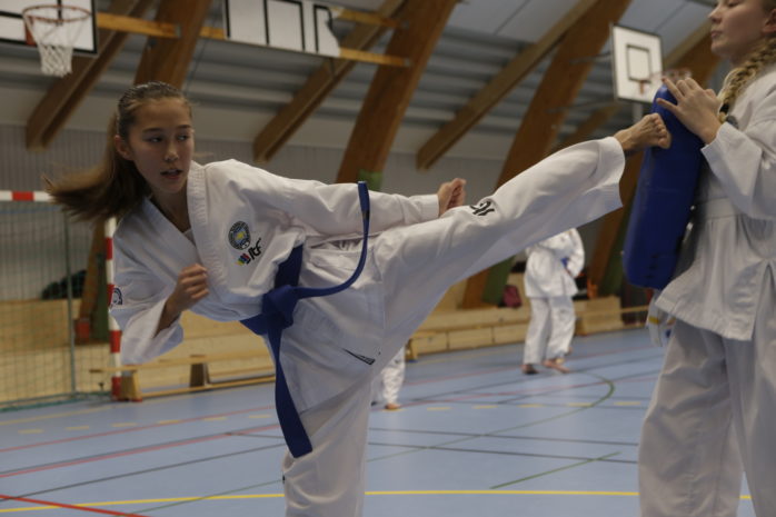 Ellen Sjöberg, 12, spås en lysande framtid inom Taekwon-Do. Nu är hon svensk mästarinna. Foto: Kristoffer Stiller. 