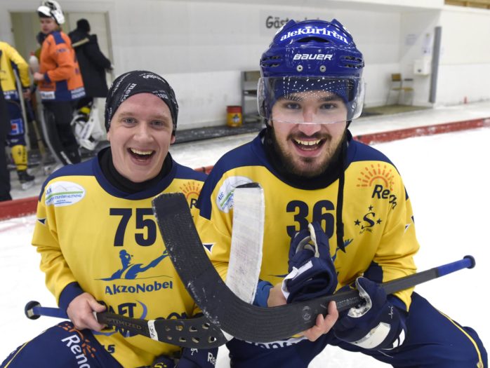 Jubel. Christoffer Olsson och Jakob Rosberg Karlsson är nöjda efter segern mot Vargön i premiären. Foto: Allan Karlsson. 