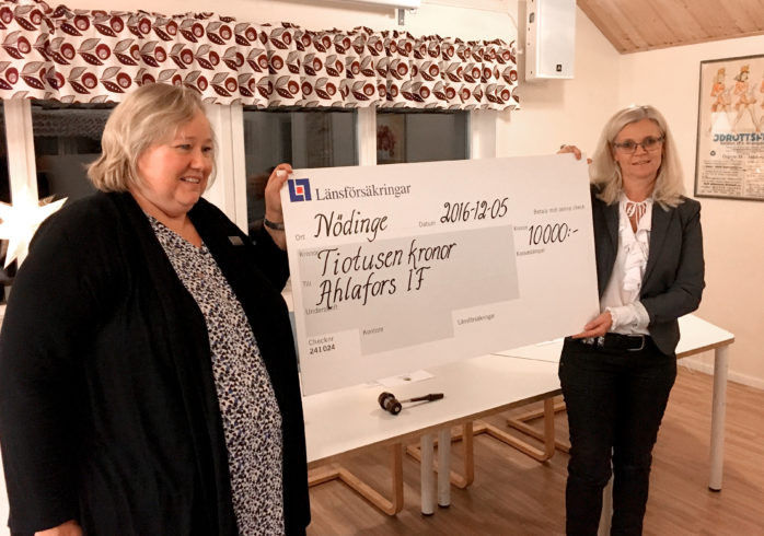Susanne Karlsson, kontorschef på Länsförsäkringar i Nödinge, delar ut stipendiechecken på 10 000 kronor till Ahlafors IF:s representant Karin Larsson.
