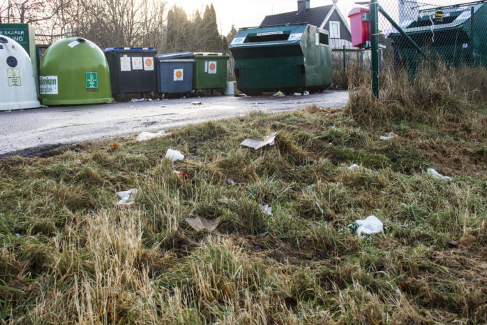 Nedskräpning har blivit en vanlig syn vid återvinningsstationerna i kommunen. Det gäller även vid stationen på Emmas väg i Älvängen. 
