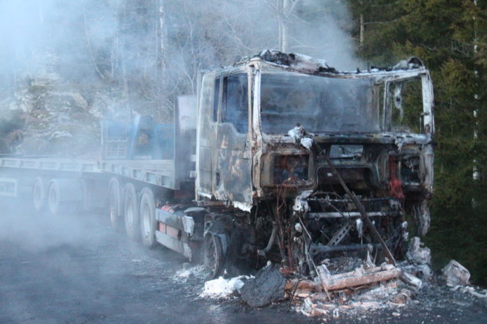 Lastbilen som tog eld i Livered blev helt utbränd.
Foto: Christer Grändevik