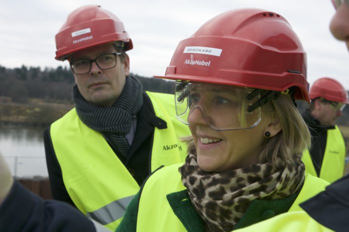 Miljöminister Karolina Skog (MP) vid sitt besök på Akzo Nobel i Bohus. I bakgrunden ses Stefan Gustavsson, chef näringspolitik på Västsvenska Handelskammaren.