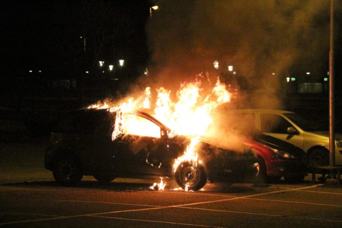 En bil brann på en parkering utanför Ale Kulturrum. 
Foto: Christer Grändevik. 