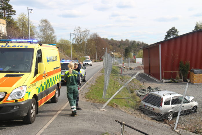 Föraren tappade kontrollen över fordonet som körde rakt igenom ett staket.
Foto: Christer Grändevik
