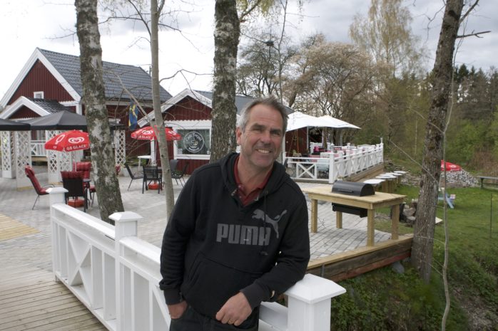 Johnny Hagberg hälsar välkommen till en ny säsong på Café Torpet, som är beläget i Marielund mellan Skepplanda och Hålanda. Onsdagen den 24 maj drar trubadurkvällarna igång och först ut är Lars-Eric Frendberg.