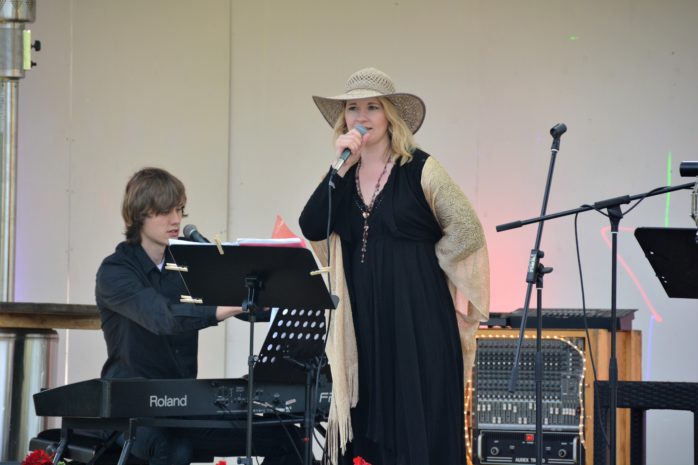 Stina Klintbom sång och David Carbe på piano. Det blev en storslagen trubadurkväll på Cafe Torpet i onsdags.